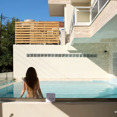 Grand Theoni Boutique & מלון 4*