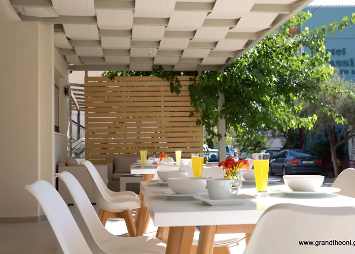 Grand Theoni Boutique & Отель
